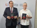 Embajador de México recibe edición bilingüe de Pedro Páramo