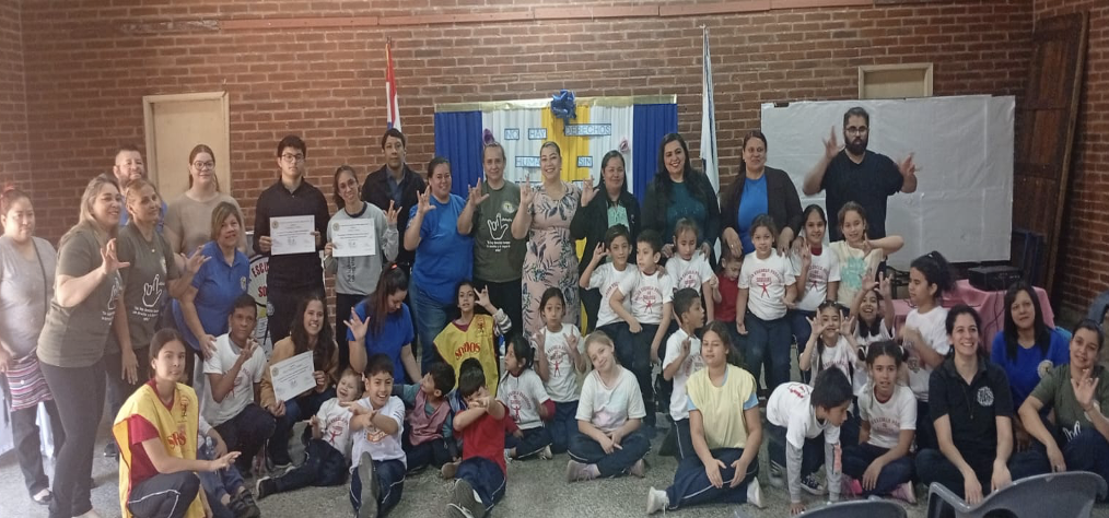 Realizan pintata y presentación de «Bitácora de una docente de la Primera Escuela Paraguaya de Sordos»