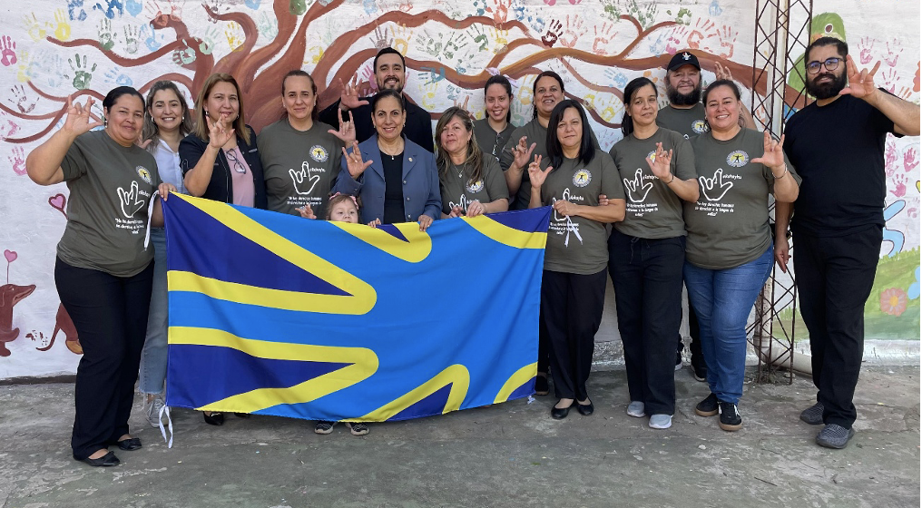 Desfile de la Primera Escuela Paraguaya de Sordos por el Día Internacional de la Lengua de Señas
