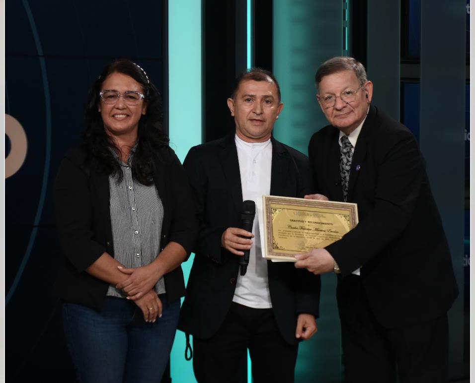 SPL entrega reconocimiento a Carlos Martini por su aporte a la lengua española